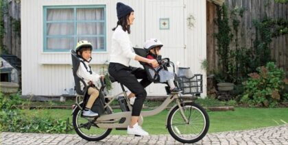 đi xe điện cùng trẻ em1