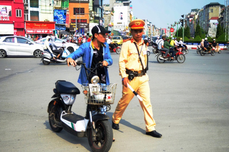 công an bắt xe máy điện