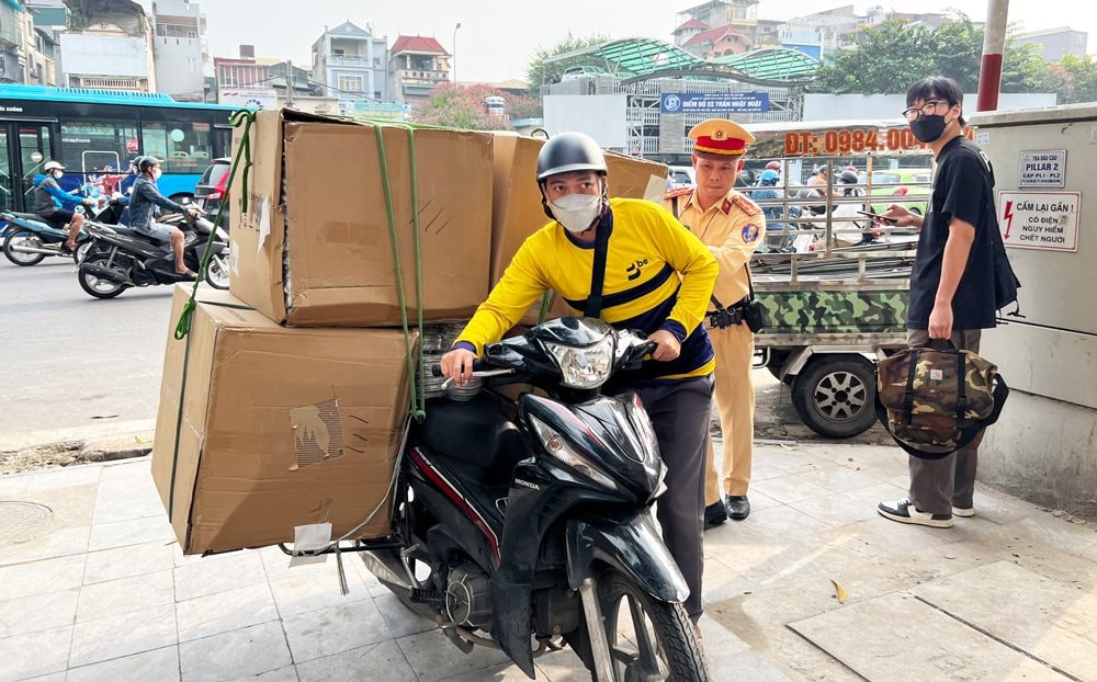 chở hàng cồng kềnh bị công an bắt